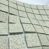 Winckelmans Vert 209 Mouchetés 20x20 mm – vedere oblică a plăcilor verzi, pătate, pe plasă