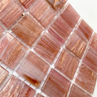 Mozaic din sticlă cu vinișoare aurii 20mm – ruj - mosaicshop