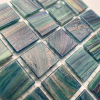 Mozaic din sticlă cu vinișoare aurii 20mm – turmalină - mosaicshop