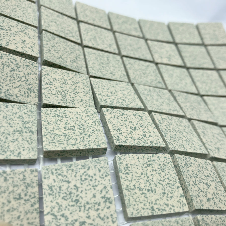 Winckelmans Vert 209 Mouchetés 20x20 mm – vedere oblică a plăcilor verzi, pătate, pe plasă