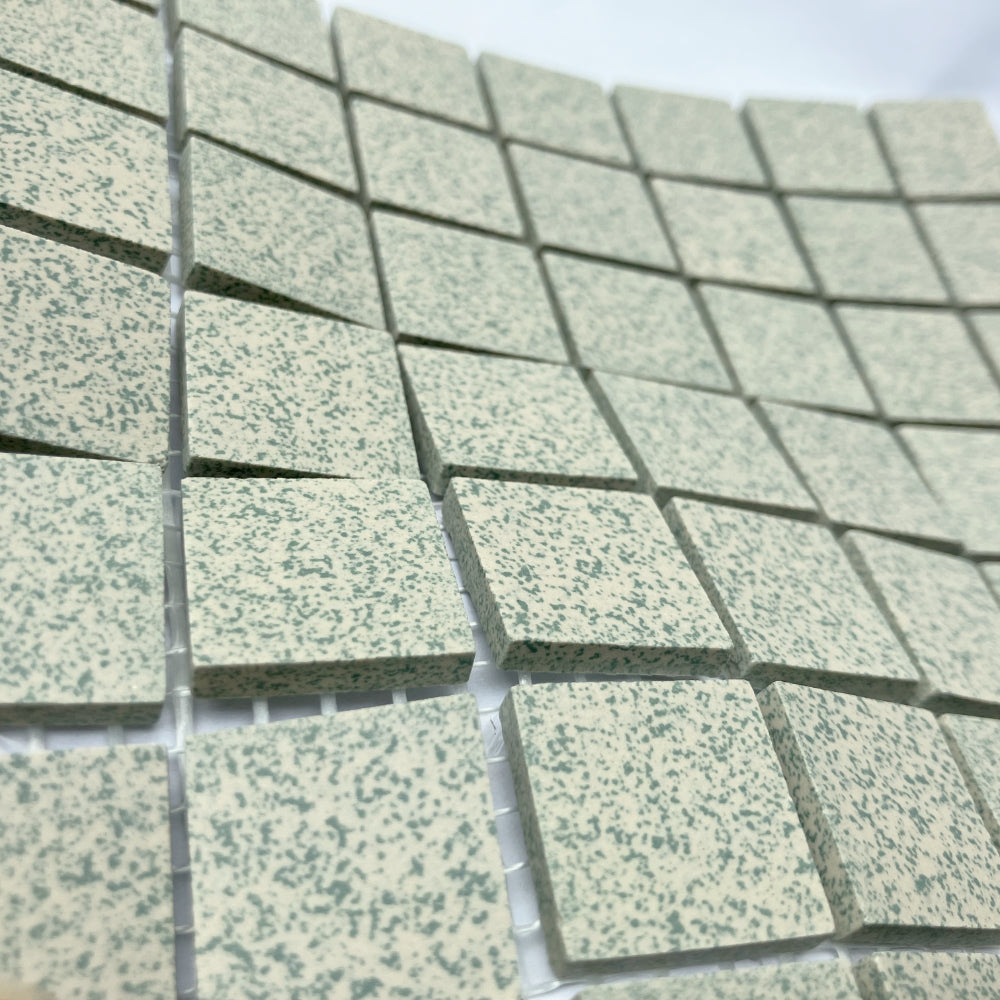 Winckelmans Vert 209 Mouchetés 20x20 mm – vedere oblică a plăcilor verzi, pătate, pe plasă