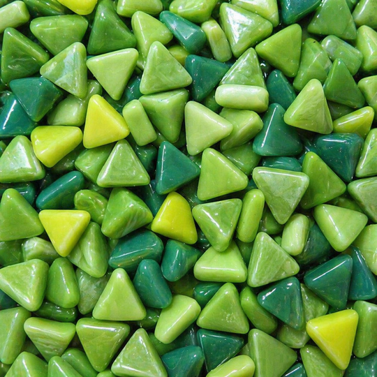 Mini mozaic triunghiular din sticlă – amestec verde