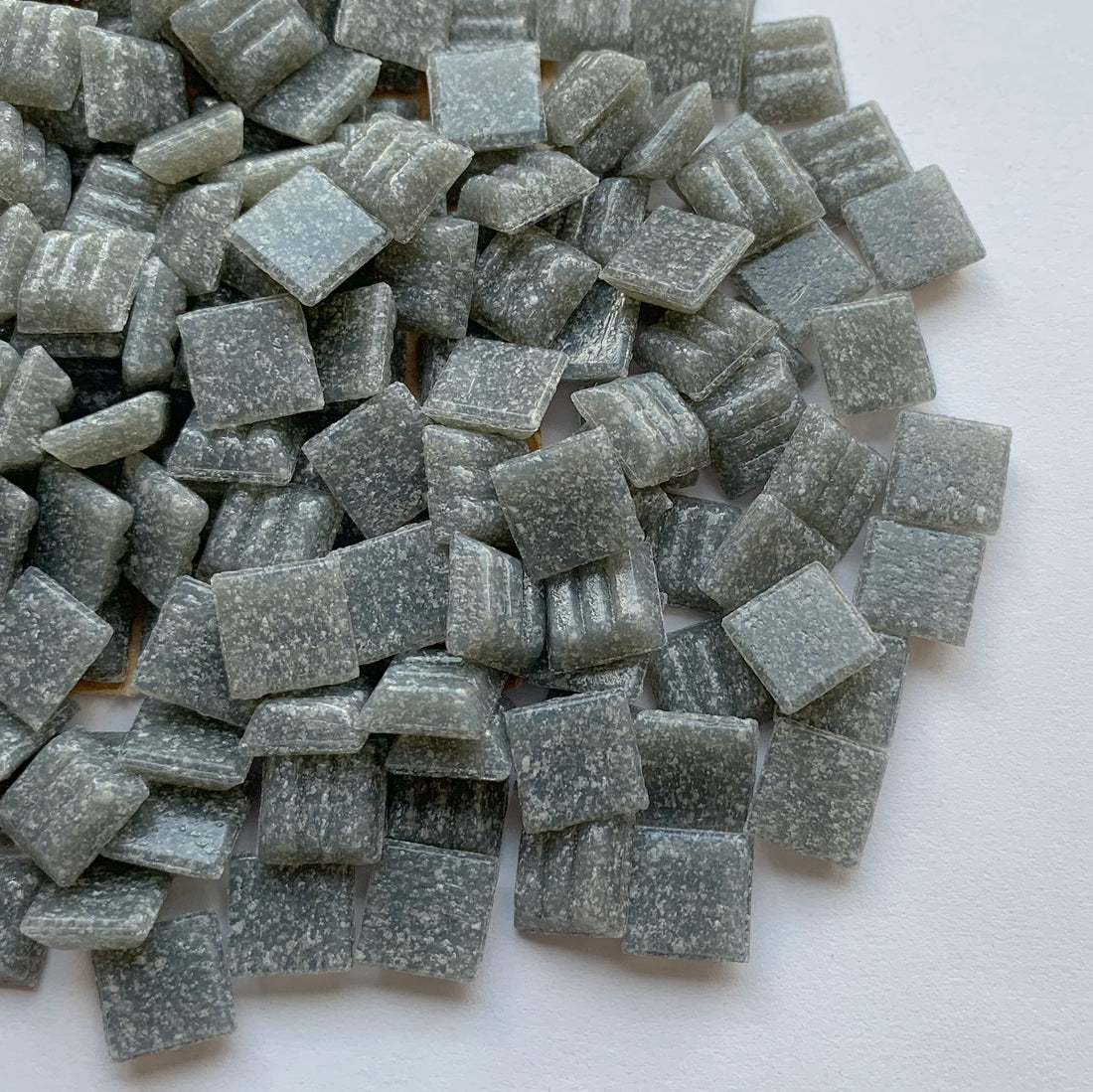 Mozaic din sticlă 10mm – gri închis (vrac)