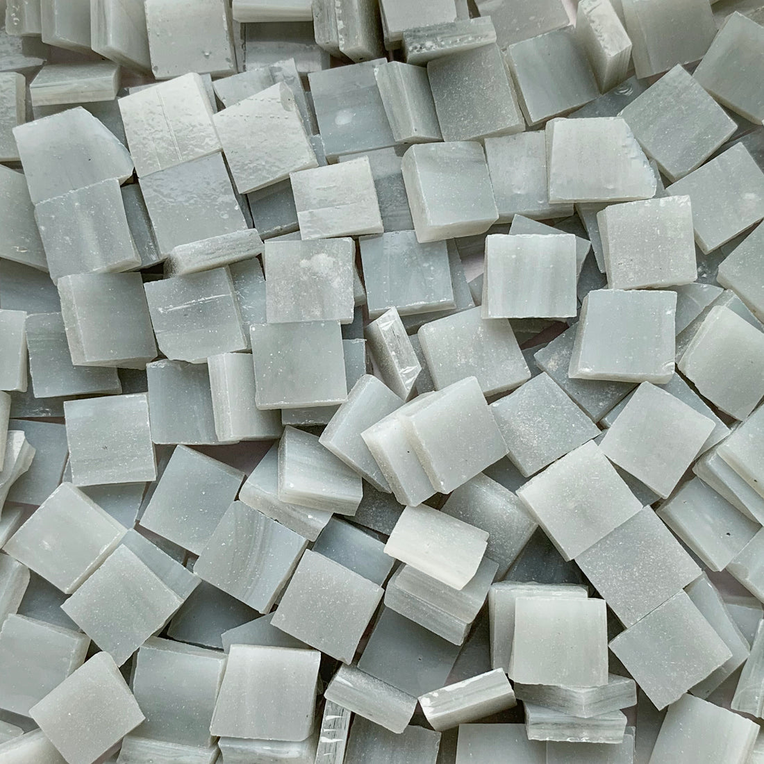 Piese individuale din sticlă Tiffany Glacier de 15 mm, culoare lavandă