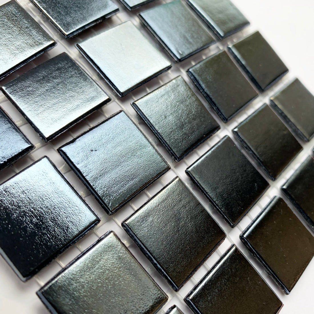 Mozaic din sticlă irizat 20mm – negru - mosaicshop