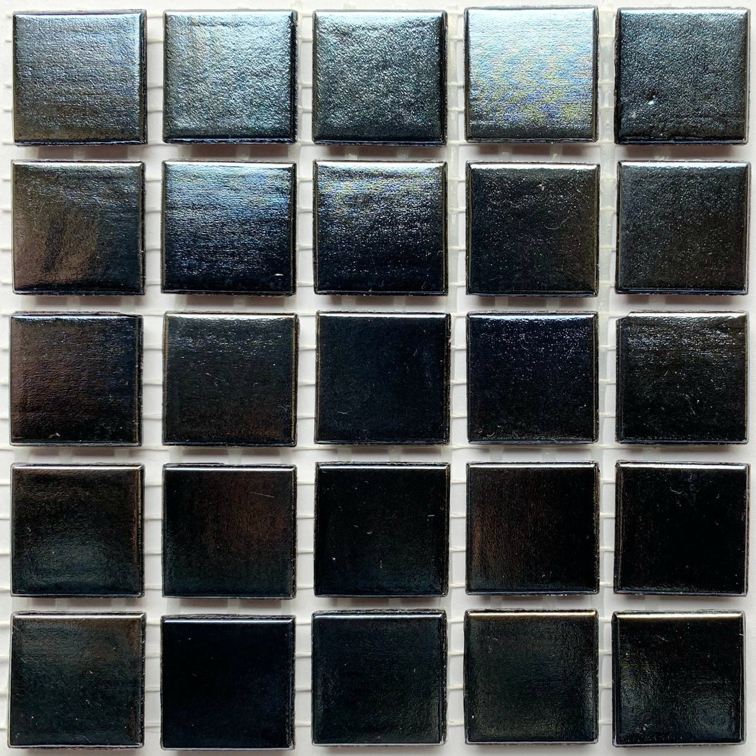 Mozaic din sticlă irizat 20mm – negru - mosaicshop