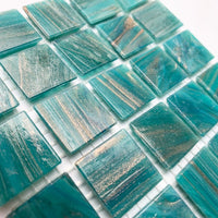 Mozaic din sticlă cu vinișoare aurii 20mm – aventurin - mosaicshop