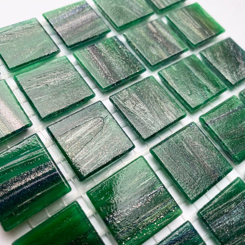 Mozaic din sticlă cu vinișoare aurii 20mm – verde pădure - mosaicshop