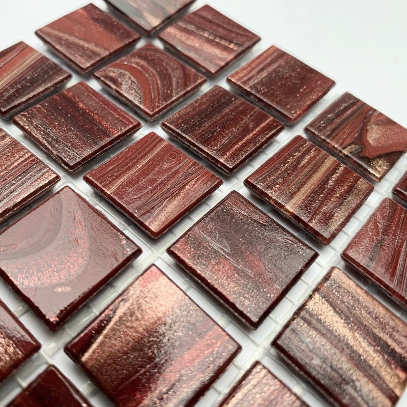 Mozaic din sticlă cu vinișoare aurii 20mm – granat - mosaicshop