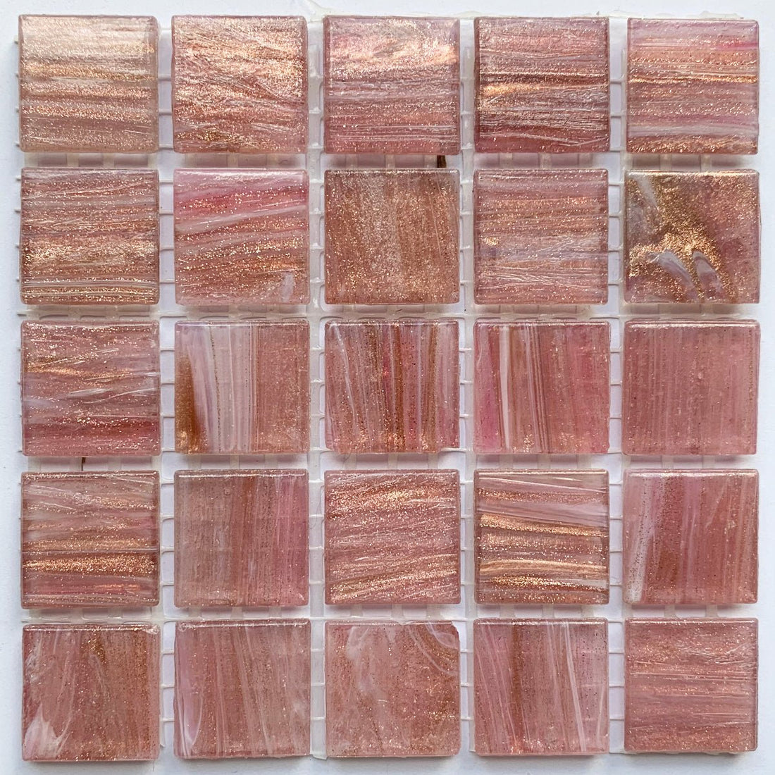 Mozaic din sticlă cu vinișoare aurii 20mm – ruj - mosaicshop