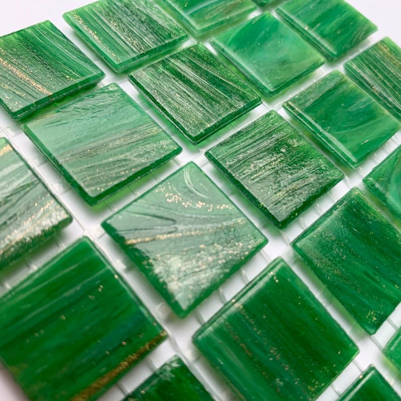 Mozaic din sticlă cu vinișoare aurii 20mm – malachit - mosaicshop