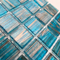 Mozaic din sticlă cu vinișoare aurii 20mm – albastru recif - mosaicshop