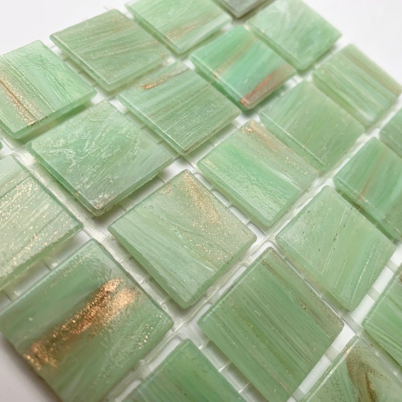 Mozaic din sticlă cu vinișoare aurii 20mm – ferigă - mosaicshop