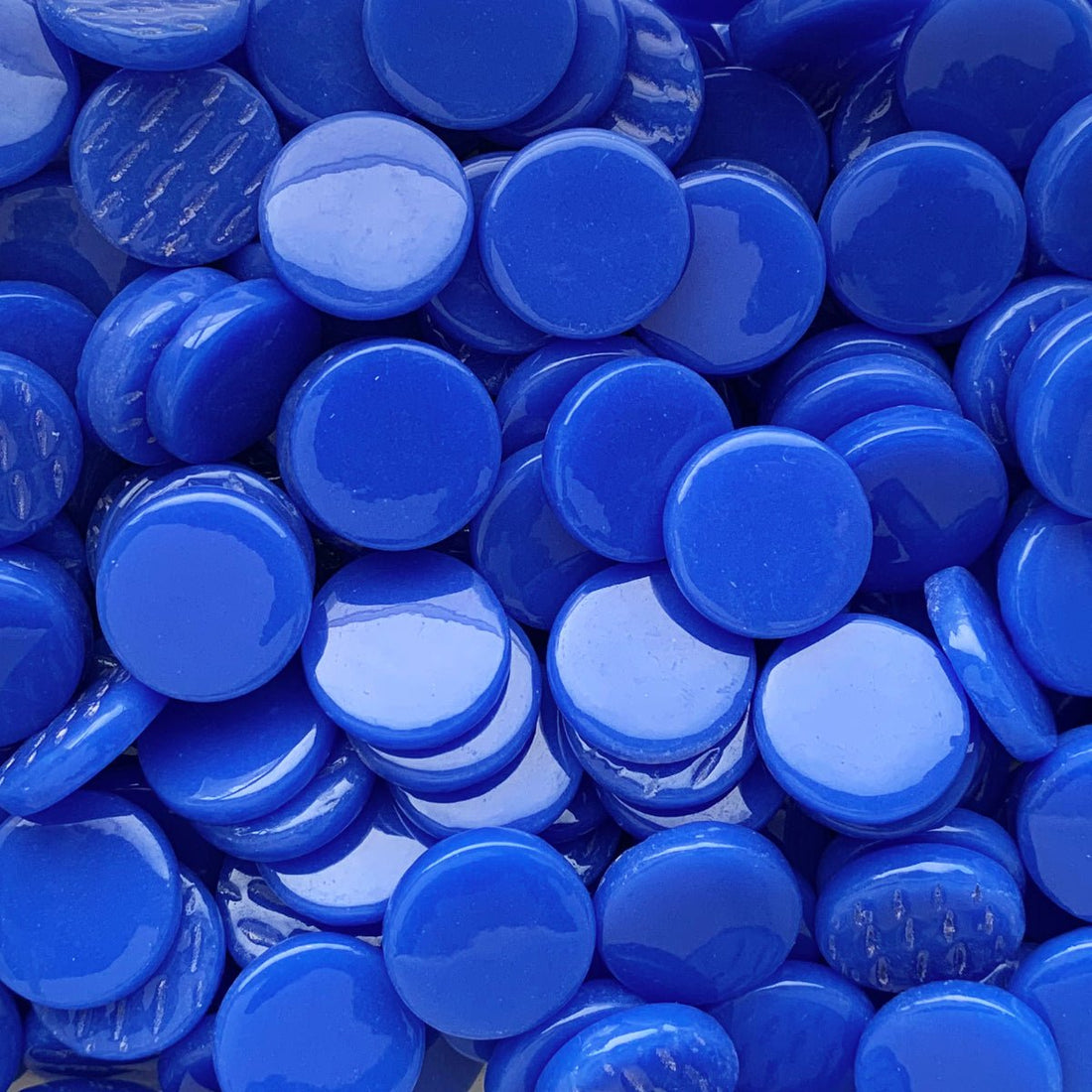 Mozaic din sticlă – Plăcuță rotundă din sticlă 18mm – albastru strălucitor - mosaicshop