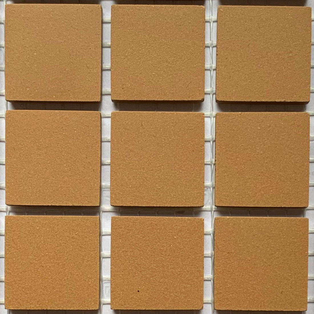 Winckelmans Caramel – plăcuțe de mozaic mate de 20x20 mm pe plasă