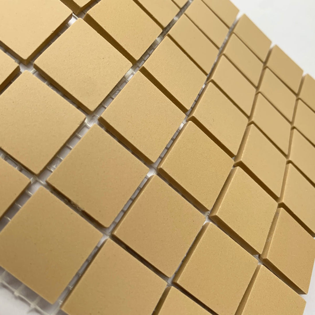Winckelmans Cognac – plăcuțe de mozaic mate de 20x20 mm pe plasă