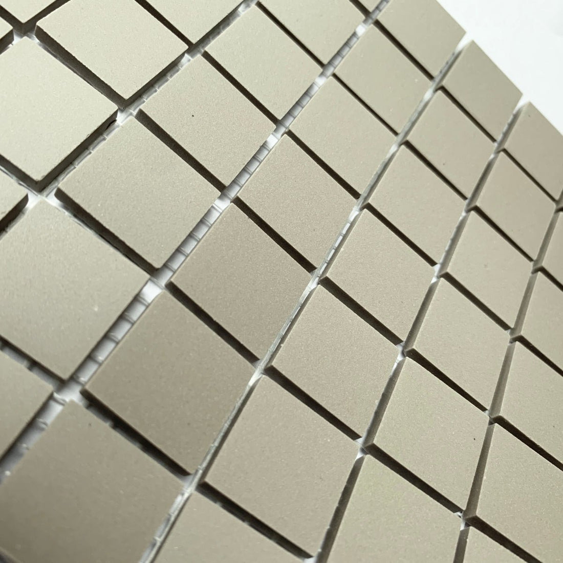 Winckelmans Gris Pale – plăcuțe de mozaic mate de 20x20 mm pe plasă