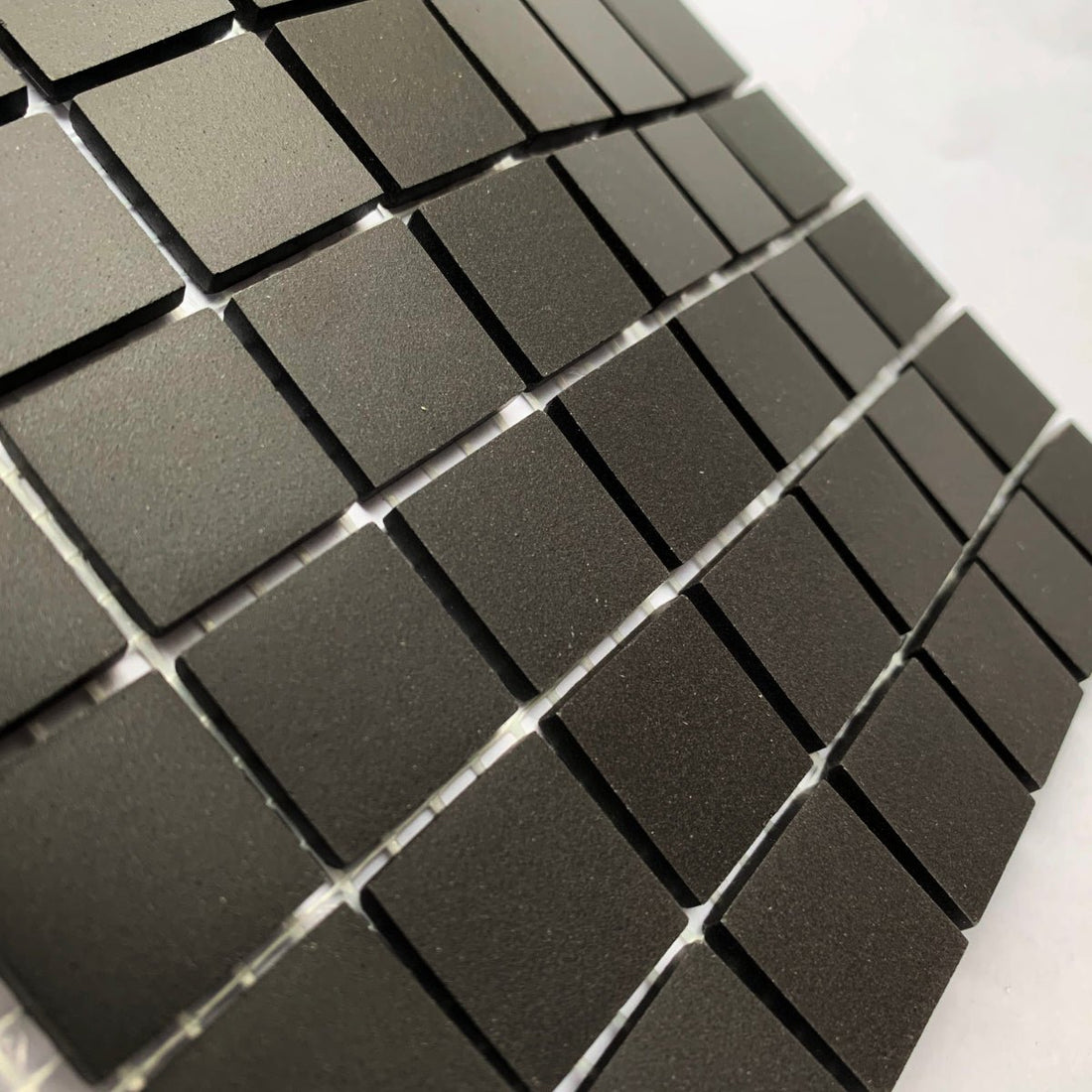 Winckelmans Noir – plăcuțe de mozaic mate de 20x20 mm pe plasă